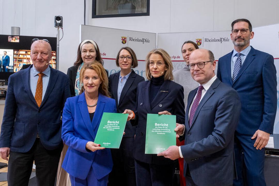 Roger de Weck, Bettina Reitz, Heike Raab, Annika Sehl, Julia Jäkel, Maria Exner, Oliver Schenk und Mark Cole (v.l.) bei der Übergabe der Empfehlungen des Zukunftsrats im Januar 2024