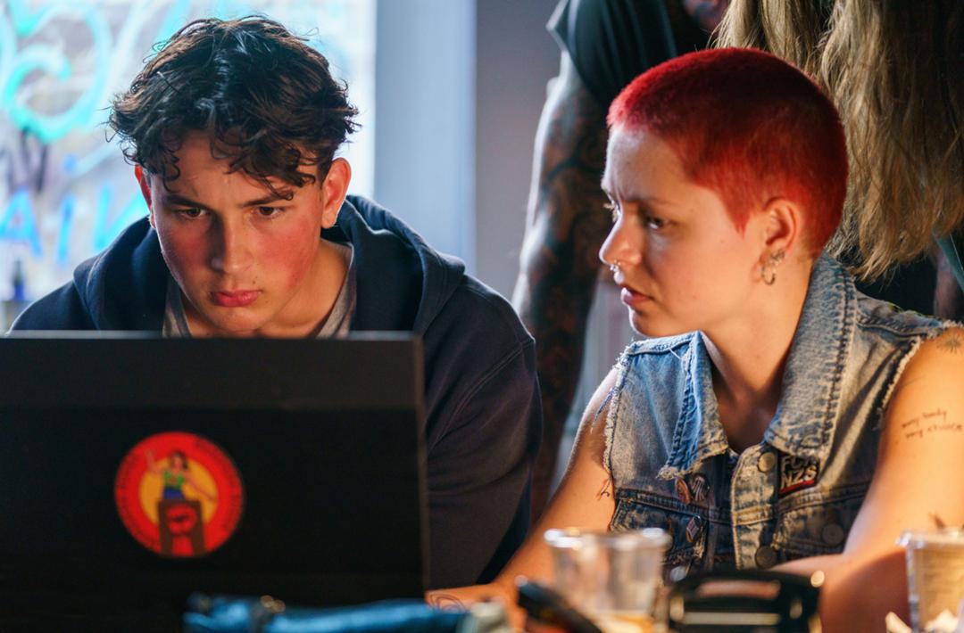 Merle (Antonia Breidenbach) hilft Anton (Levy Rico Arcos), seine Erinnerungen wiederzufinden