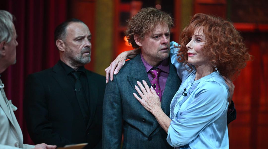 Uwe Ochsenknecht, Juergen Maurer, Max Giermann und Andrea Sawatzki (v.l.) auf der Bühne von "Tödliches Spiel - Das Live-Krimi-Dinner"