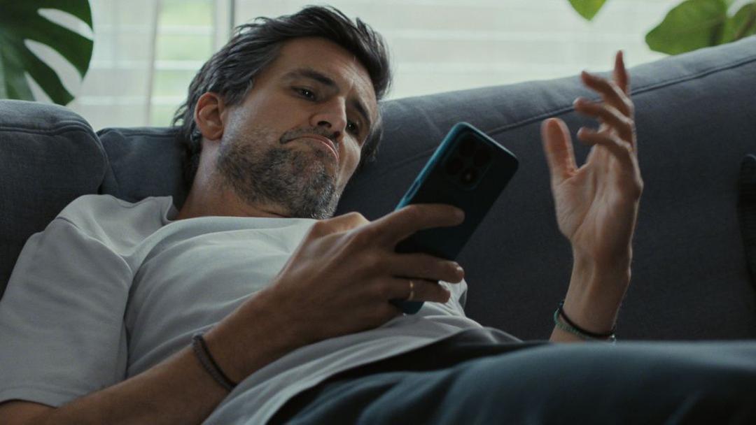 Frank (Tom Beck) baut sich mithilfe einer AI-Companion-App seine Traumfrau Maia