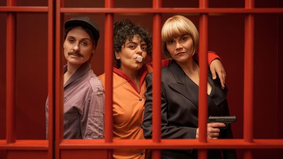 Lesley (Julia Becker, links), Olivia (Sara Fazilat) und Kim (Katharina Wackernagel) sind beim Einbruch in den Tresorraum einer Bank erwischt worden