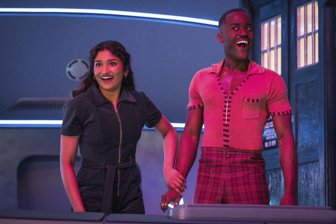 Varada Sethu (l.) und Ncuti Gatwa in der 2025 ausgestrahlten Staffel der BBC-Serie "Doctor Who"
