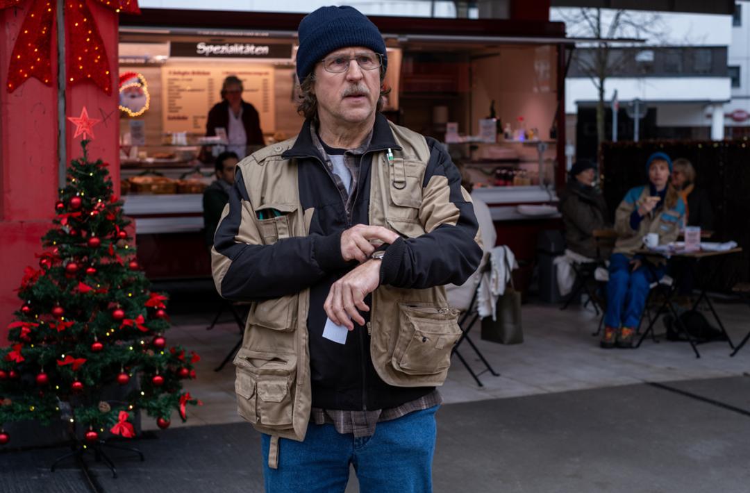 Ralf Prange (Bjarne Mädel) vor einem Imbiss beim Baumarkt