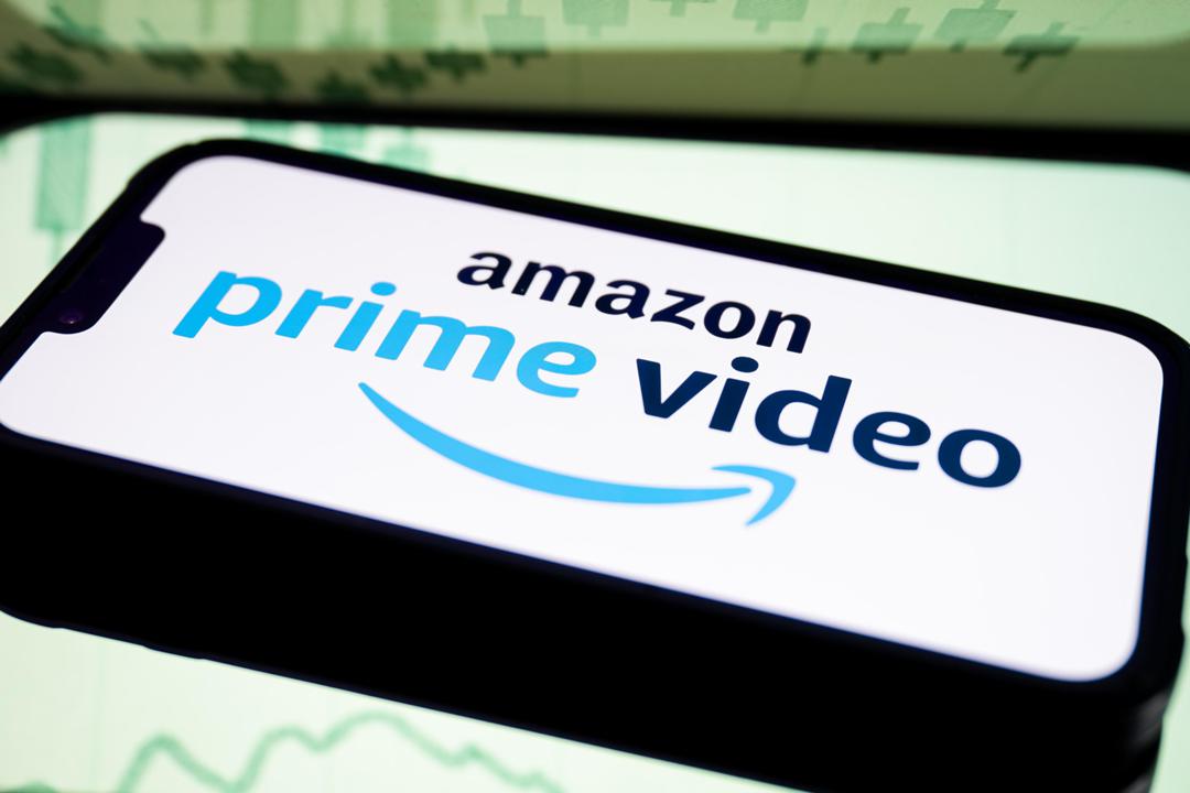 Schriftzug von Amazon Prime Video auf einem Smartphone