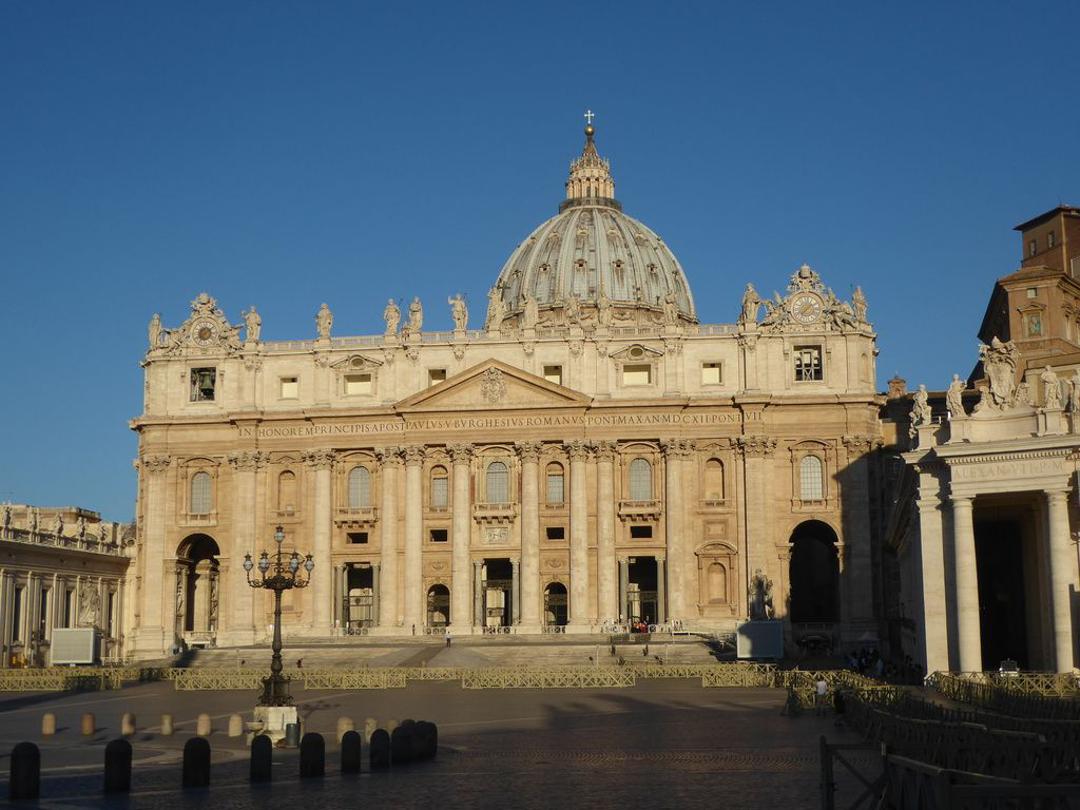 Erstmals seit Jahrzehnten feiert der Papst am Ersten Weihnachtsfeiertag wieder einen Gottesdienst im Petersdom. Im Anschluss spendet Leo XIV. den Segen Urbi et Orbi