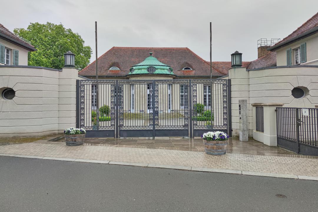 Blick auf die Villa Adlon, wo im November 2023 das "Potsdamer Treffen" stattfand