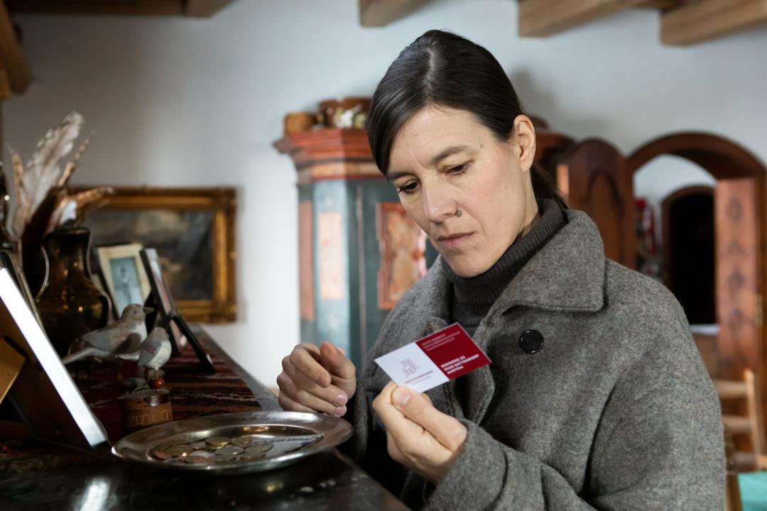 Chefinspektorin Acham (Pia Hierzegger) findet in der Wohnung einer Toten die Visitenkarte eines Immobilienmaklers.