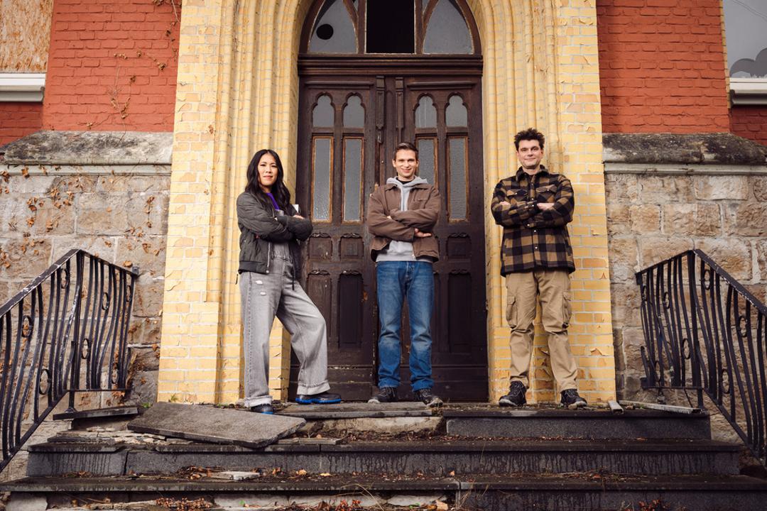Mai Thi Nguyen-Kim, Fabian Köster und Lutz van der Horst (von links) moderieren die neue Staffel von "Nicht nachmachen!"