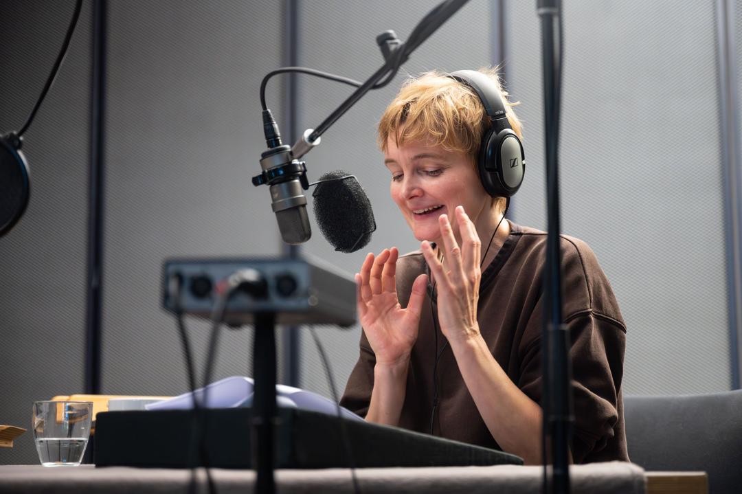 Birte Schnöink als Podcasterin Bea