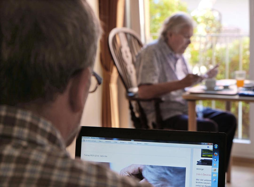 Ältere Menschen nutzen das Internet gern für Kommunikation über Mail und Messenger