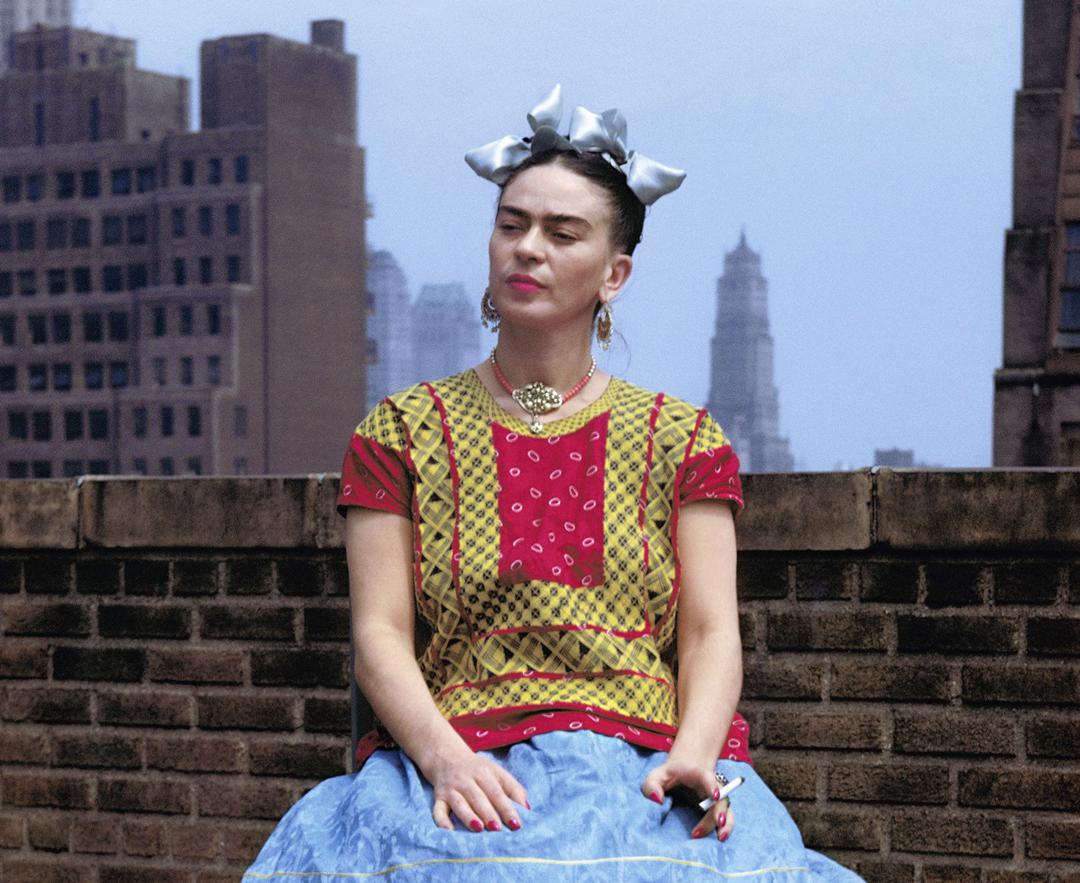 Frida Kahlo 1946 in New York in einem typischen mexikanischen Huipil, fotografiert von Nickolas Muray