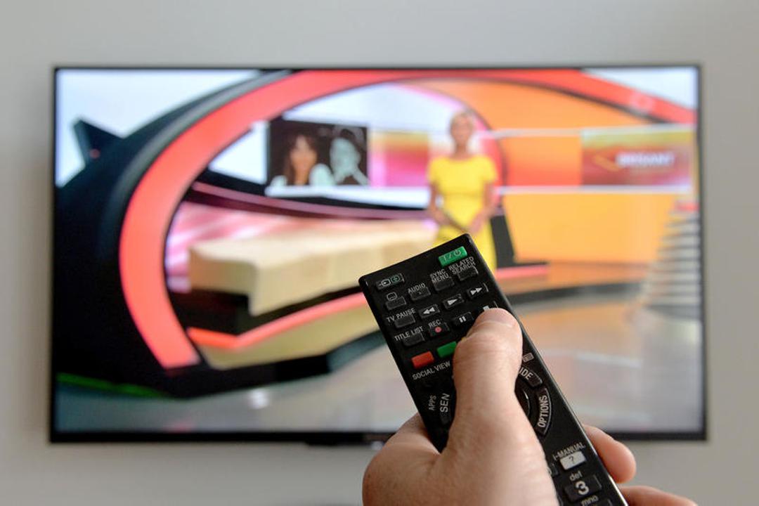 Fernbedienung und Fernsehgerät