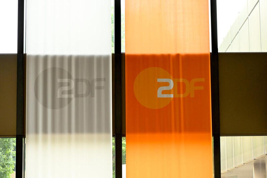 ZDF-Logo in einem Gebäude am Hauptsitz des Senders in Mainz