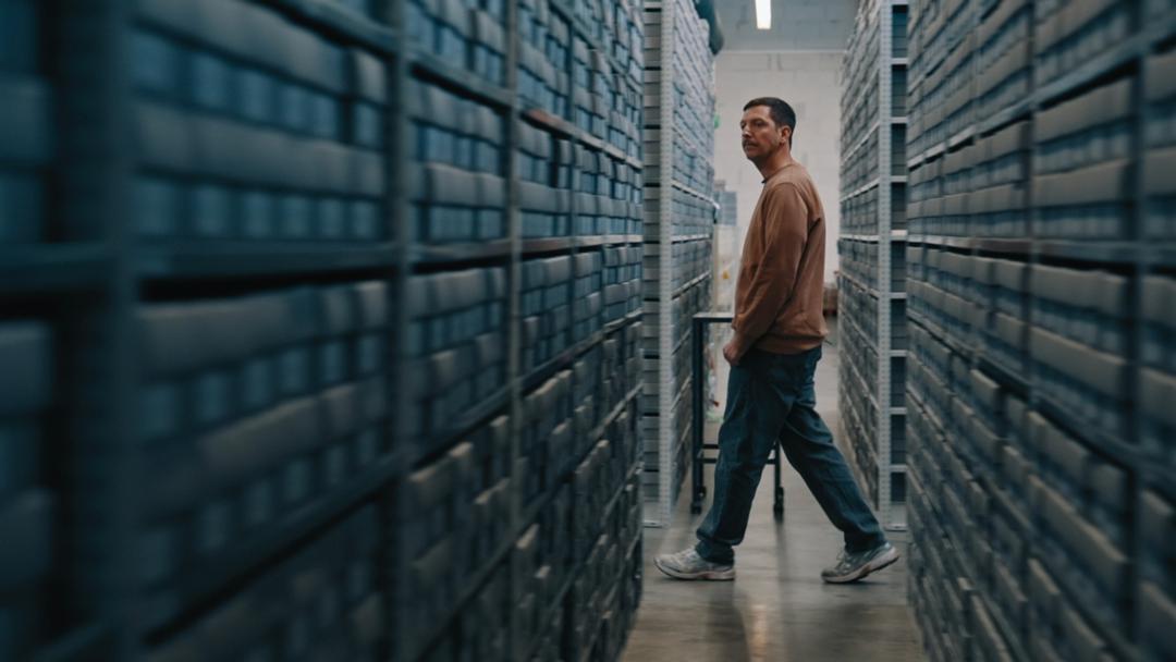 Reporter Thilo Mischke in den Arolsen Archives
