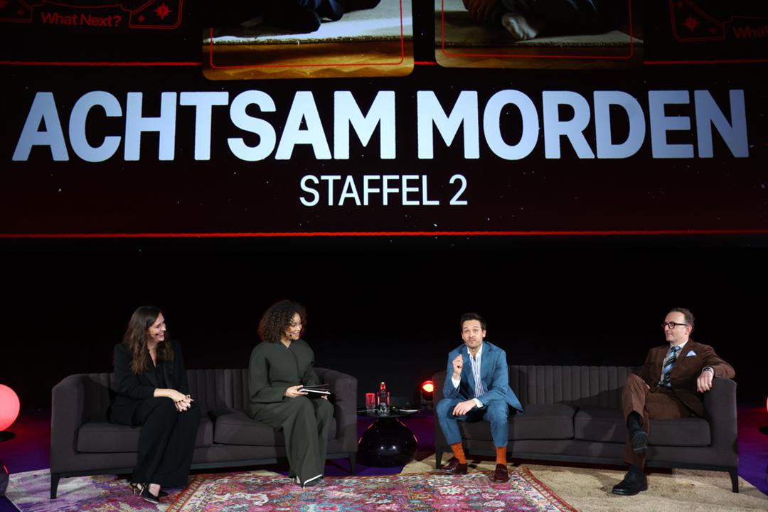 Die Schauspieler Tom Schilling (2.v.r.) und Peter Jordan (r.) aus "Achtsam morden" mit Eva van Leeuwen von Netflix (l.) und Moderatorin Jenny Augusta