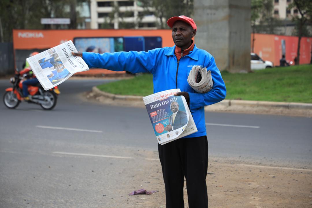 Ein Straßenverkäufer in Kenias Hauptstadt Nairobi verkauft eine Zeitung, die über den Sieg William Rutos bei der Präsidentschaftswahl 2022 berichtet, unter dem die Pressefreiheit immer weiter unter Druck gerät