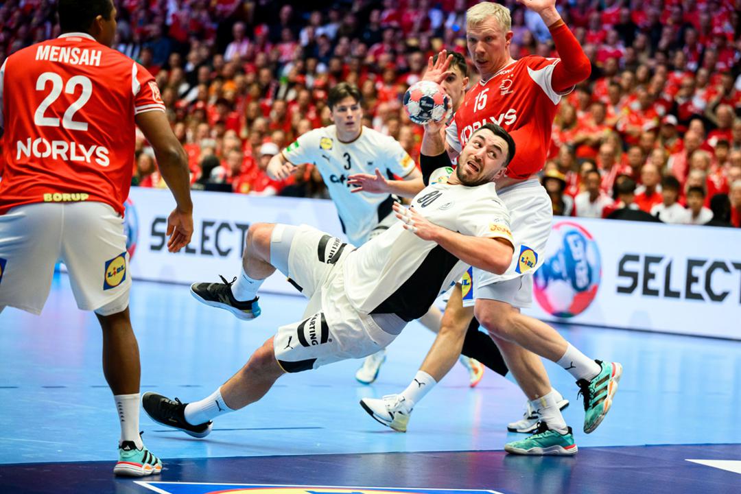 Deutschlands Nationalspieler Jannik Kohlbacher (Mitte) und  Dänemarks Magnus Saugstrup Jensen (rechts)