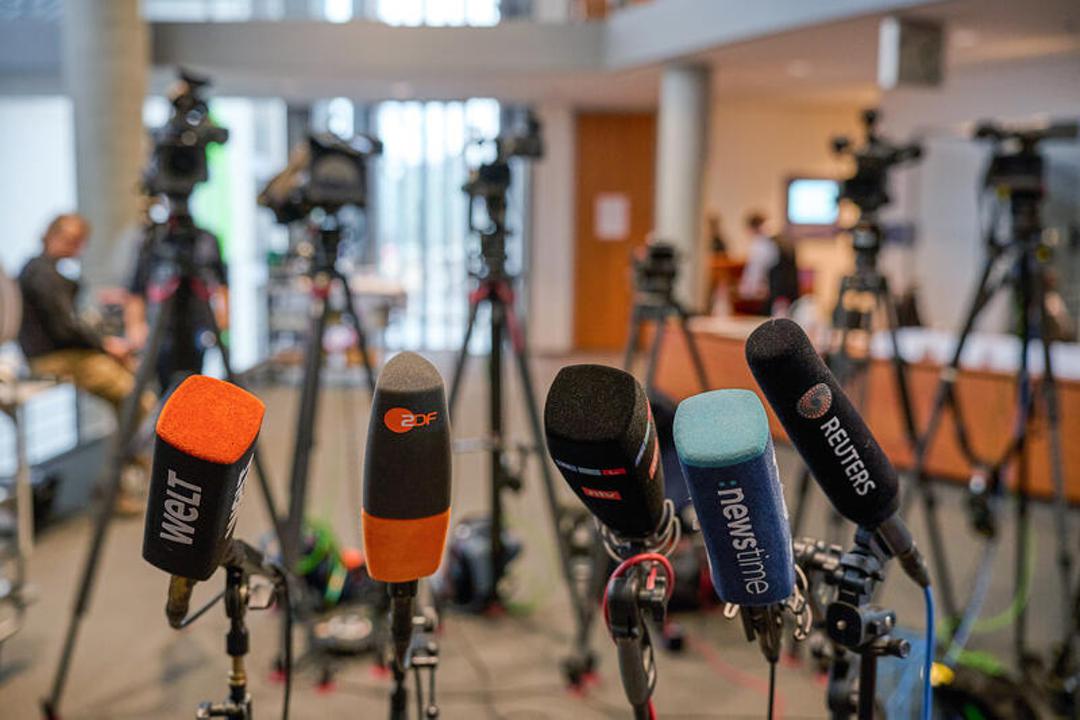 Kameras und Mikrofone von TV-Sendern und Mikrofonen im Deutschen Bundestag