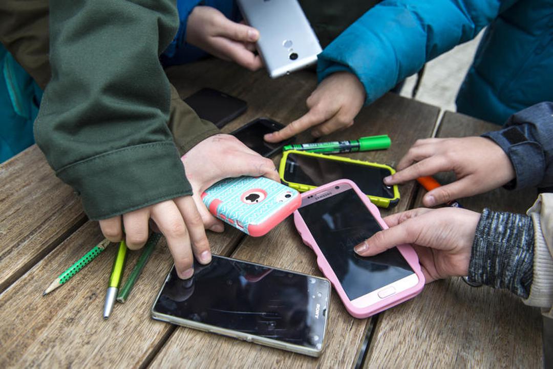 Handys sind in der Pause für viele Schülerinnen und Schüler ein beliebter Zeitvertreib