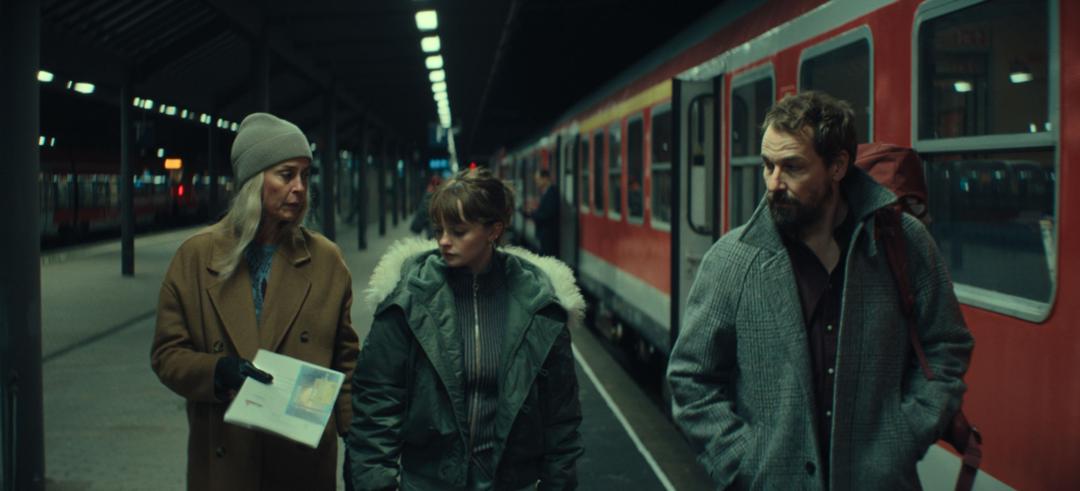 Meret (Susanne Wolff, links) und Simon (Felix Kramer) mit ihrer Tochter Nina (Maja Bons)