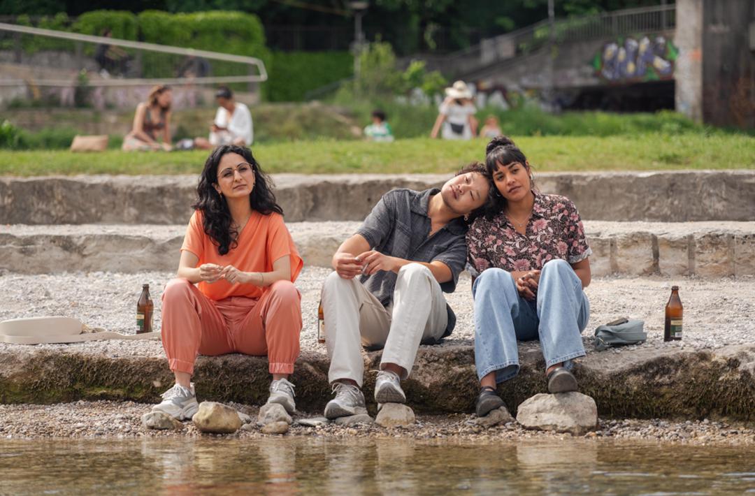 Sema (Sefak Sengül, links), Kim (Viet Pham) und Maya (Salka Weber, rechts) chillen an der Isar