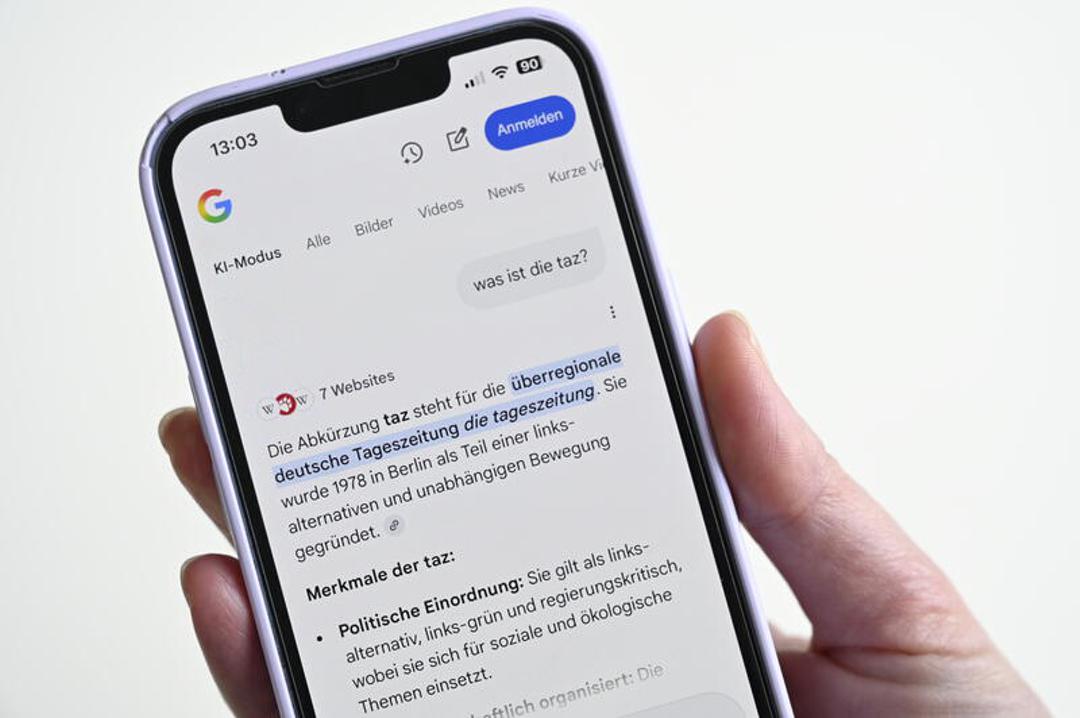 Auch über die Suchmaschine Google bietet seit Oktober 2025 Antworten an, die mit Künstlicher Intelligenz generiert werden.