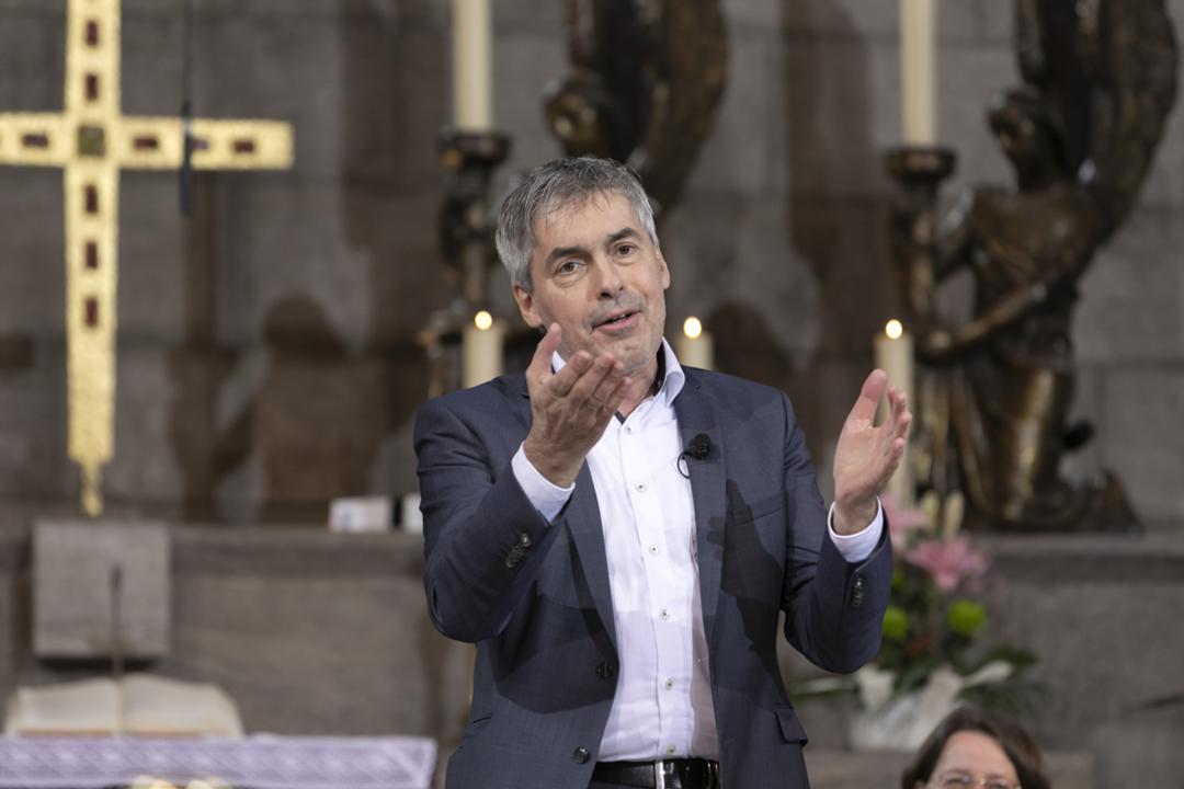 Kirchenrat Roland Gertz 2023 bei der Vorstellung der Kandidatinnen und Kandidaten für das Bischofsamt in der bayerischen evangelischen Landeskirche.