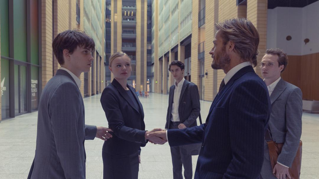 Malte Kaiser (Merlin von Garnier, links) und sein Vater Jakob Kaiser (Andreas Pietschmann, zweiter von rechts) treffen Melanie Hübner (Maria Dragus), Yusuf Arslan (Eren M. Güvercin, dritter von links) und Steven Wedemeyer (Michelangelo Fortuzzi)