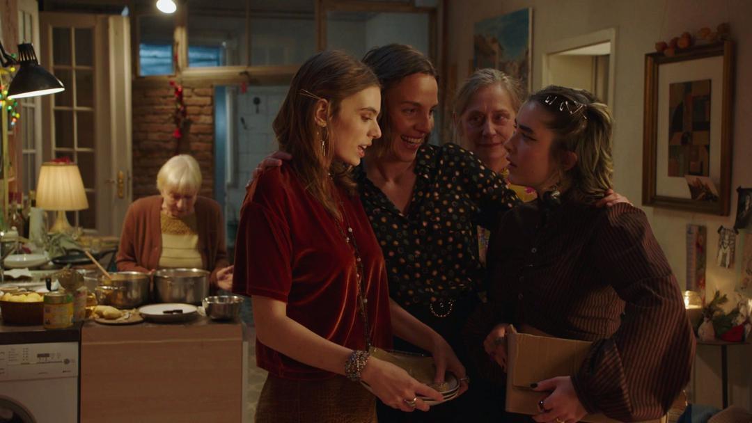 Lilo (Helga Seebacher), Luna (Greta Krämer), Marla (Kara Schröder), Nelia (Elisabeth Niederer) und Jade (Alva Schäfer, von links nach rechts) beim gemeinsamen Kochen