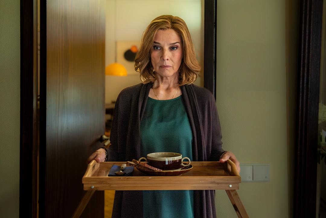 Karola (Désirée Nosbusch) hat sich im Haus des Witwers Wolfgang eingenistet