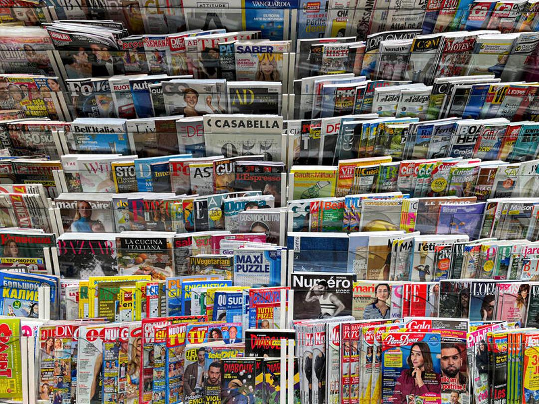 Zeitschriften-Regal in einer Presseverkaufsstelle