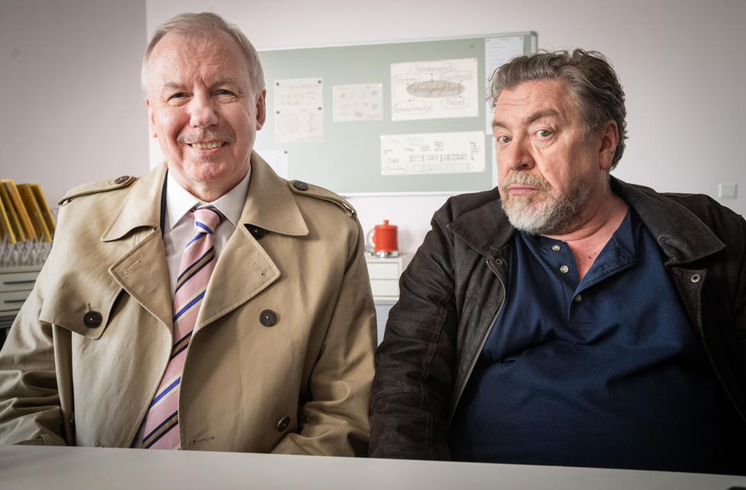 Wolfgang (Ludger Pistor, links) und Günther (Armin Rohde) wollen mit ihrer Geschäftsidee in der TV-Show "Arena" groß rauskommen