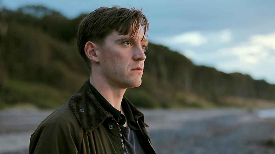 Im Dokudrama "100 Jahre Siegfried Lenz - Was würdest du tun?" macht sich Jonas Nay als Figur "Inspektor Tondi" auf die Suche nach den Themen des Schriftstellers