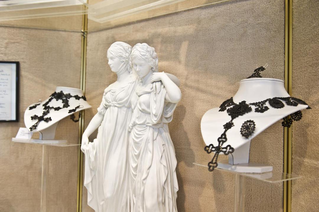 Porzellanskulptur der Prinzessin Luise von Preußen (links) mit ihrer Schwester Friederike von Mecklenburg-Strelitz