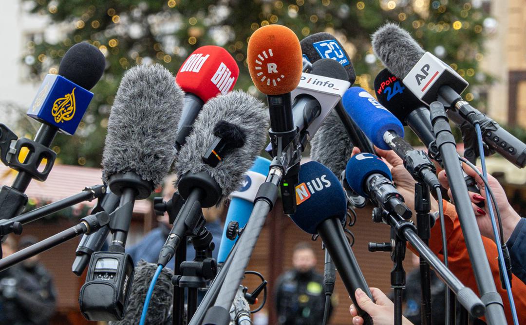 Mikrofone von Medienvertretern