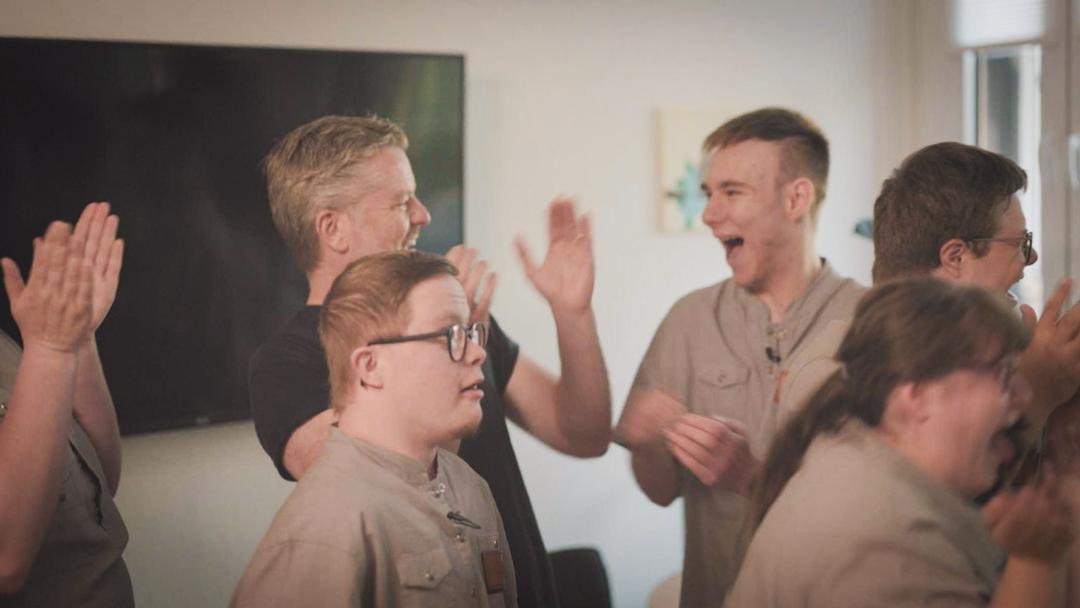 André Dietz (links) mit den Alltagshelfern Jordan, Louis, Florian und Sarah