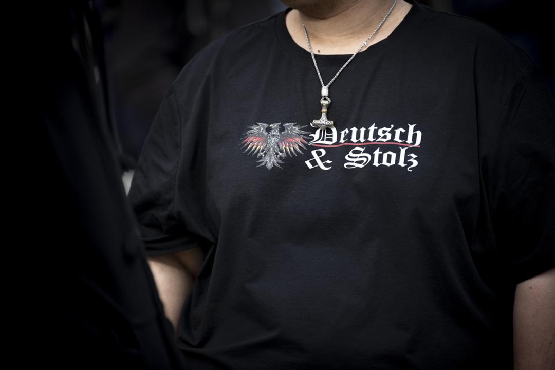 Demonstrant bei einer Kundgebung von Rechtsextremen in Berlin