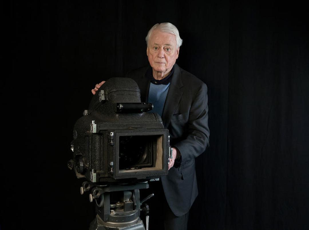 Alexander Kluge mit seiner Arriflex, 2018 in seiner Münchner Arbeitswohnung