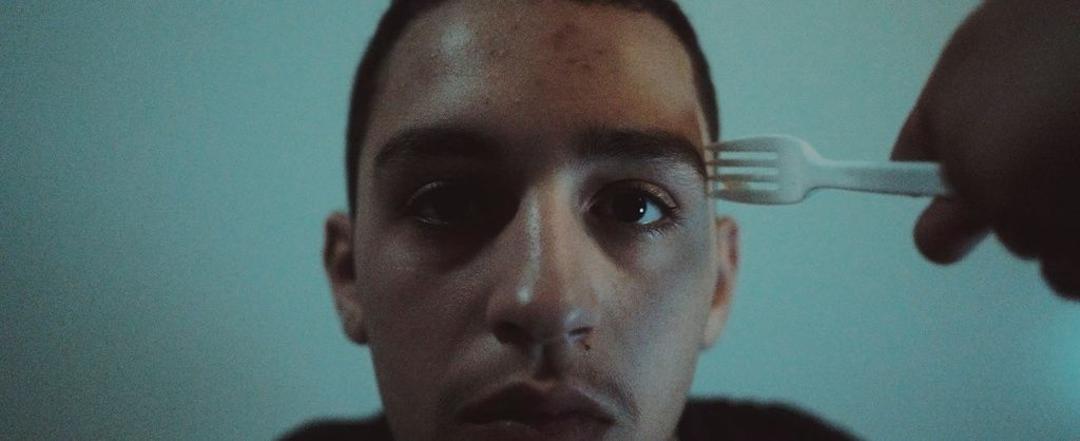 Nasser (Abdulrahman Diab) wartet im Flüchtlingslager auf die Entscheidung über seinen Asylantrag