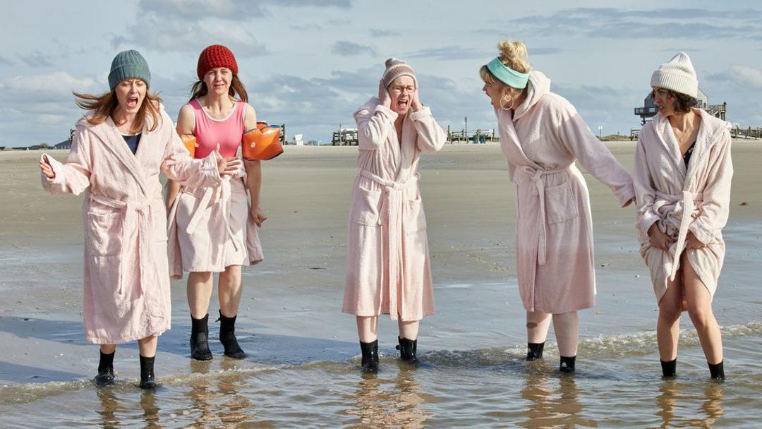 Suse (Silke Bodenbender, links), Christine (Anne Roemeth), Doris (Tanja Schleiff), Jennifer (Malene Becker) und Leisha (Sabrina Amalia) mit Bademantel in der Nordsee