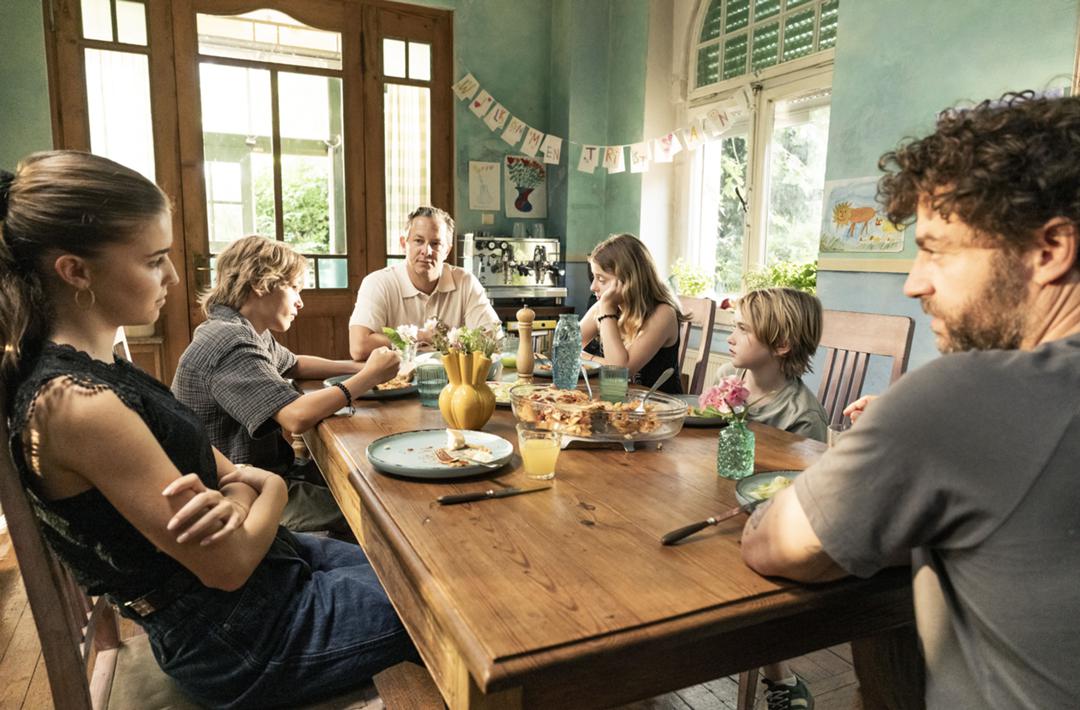 Tristan (Trystan Pütter, Mitte) ist bei den Kindern eingezogen