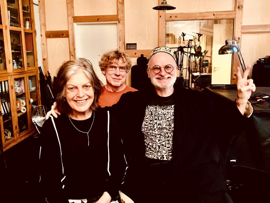 Werner Fritsch (rechts) mit Angela Winkler (links) und Tontechniker Jean Szymczak bei den Aufnahmen zu "Mixing Memory & Desire II"