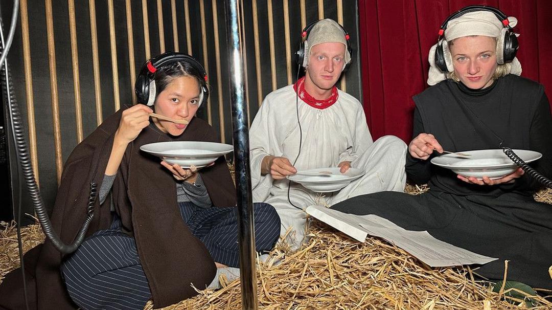 Die Schauspielerinnen Chin-Malenski (Hanna, links), Henriette Nagel (Agathe, rechts) und Elias Krischke (Adam) bei den Aufnahmen für "Die Hexe von Pendach" im Hörspielstudio