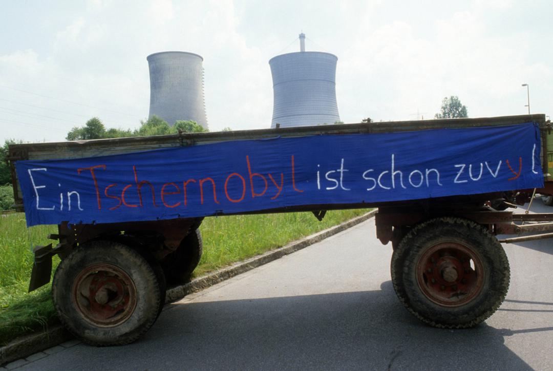 Unmutsäußerung auf einem die Straße blockierenden Anhänger in Hamm-Uentrop