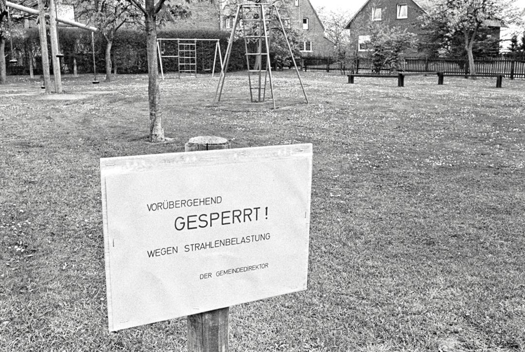 In der Bundesrepublik wurden im Mai 1986 wegen des radioaktiven Fallouts nach dem Unglück in Tschernobyl Kinderspielplätze gesperrt