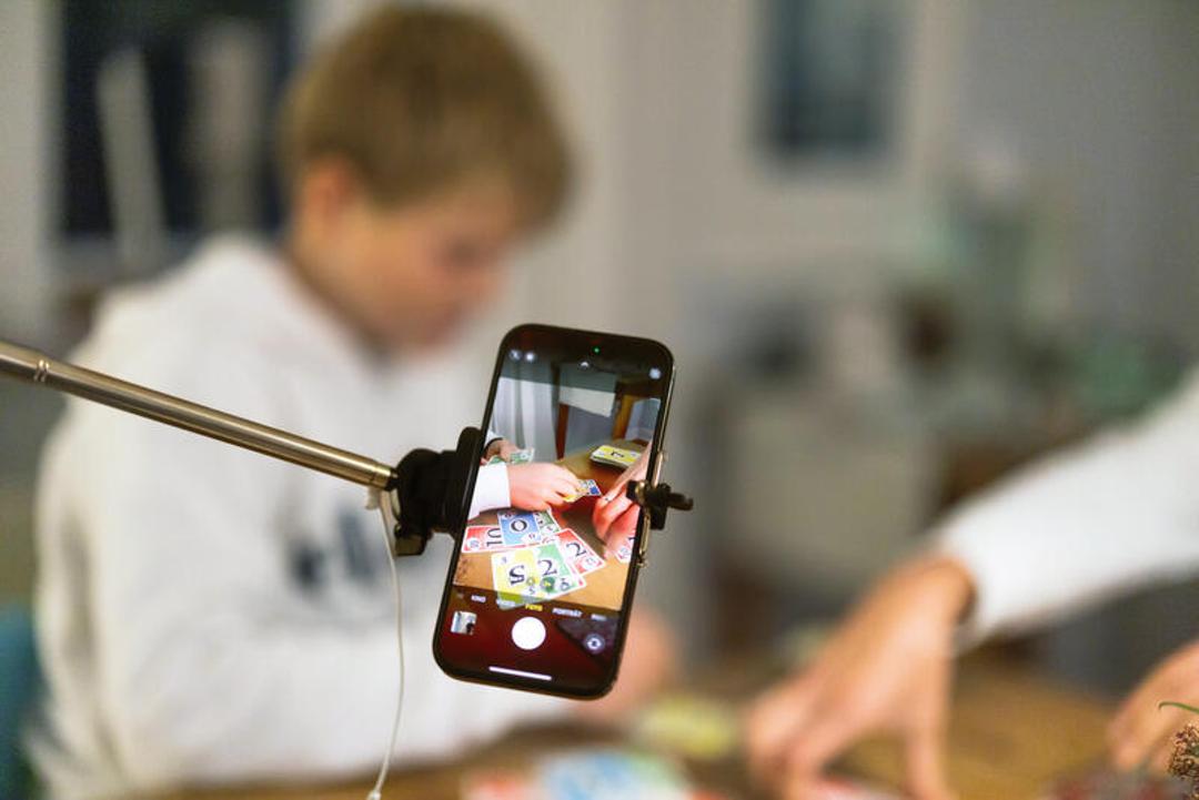 Influencer dokumentieren per Handy-Kamera ihr Familienleben