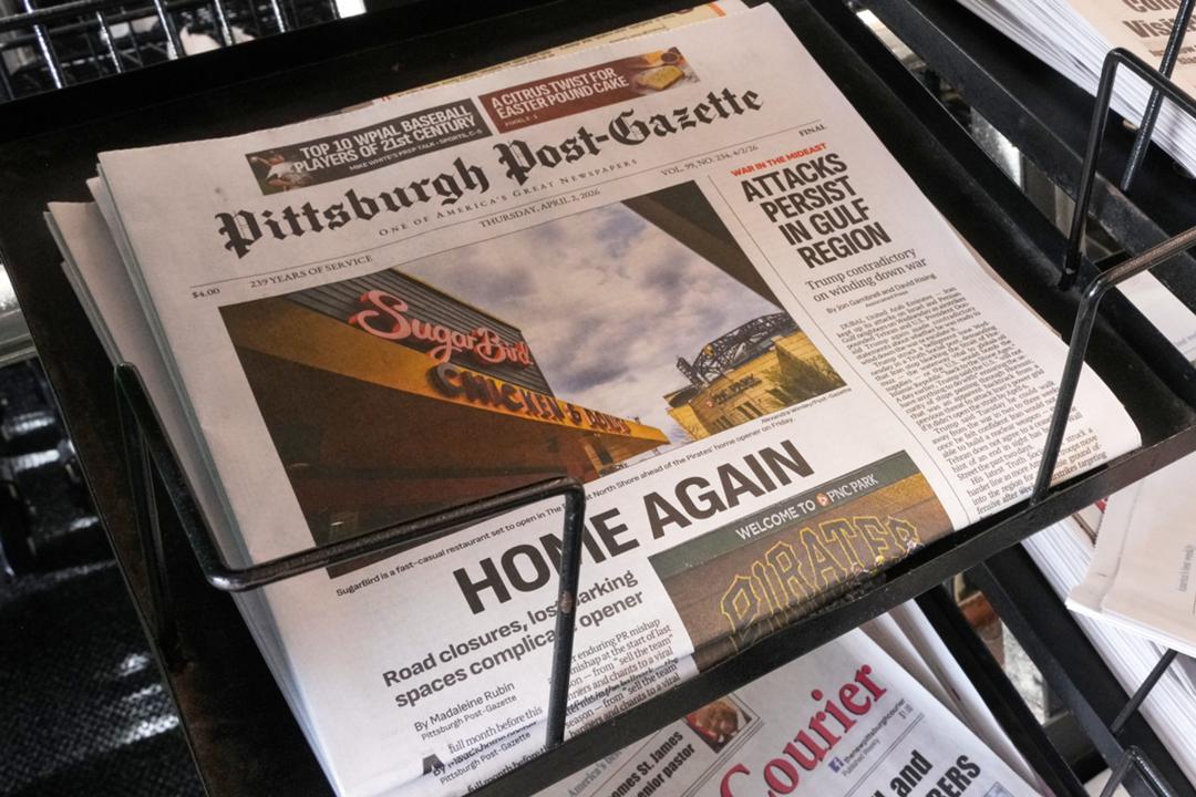 Gedruckte Ausgabe der "Pittsburgh Post-Gazette" in einem Zeitungskiosk