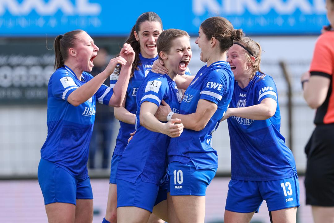 Jubelnde Spielerinnen des SV Meppen in der Partie der 2. Frauen-Bundesliga gegen den SC Sand am 4. April