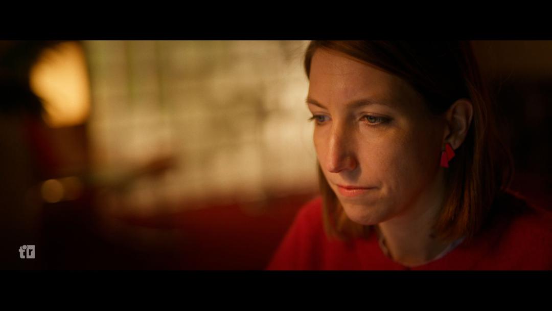 Reporterin und Host Julia Schweinberger bei der Recherche