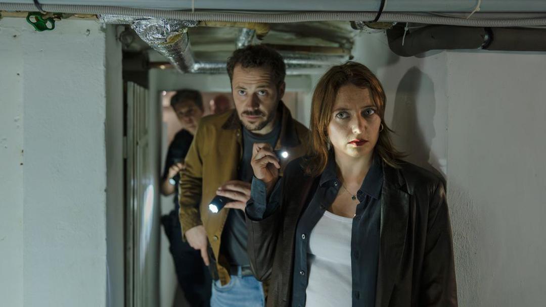 Leon Schäfer (Jakob Benkhofer) und Paula Schäfer (Hanna Plaß) durchsuchen die Dachdeckerei von Ulf Tigges